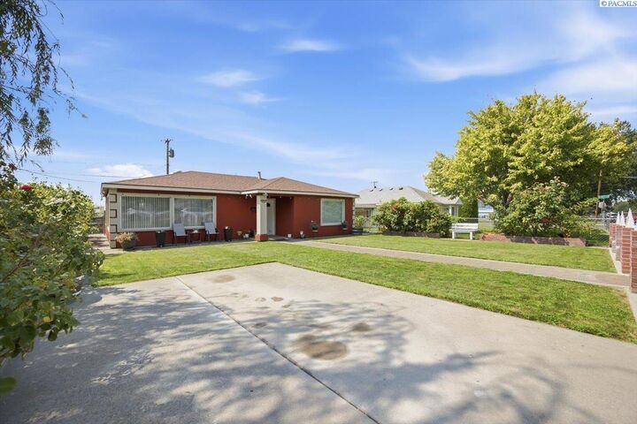 Property Photo:  1628 W Bonneville St  WA 99301 
