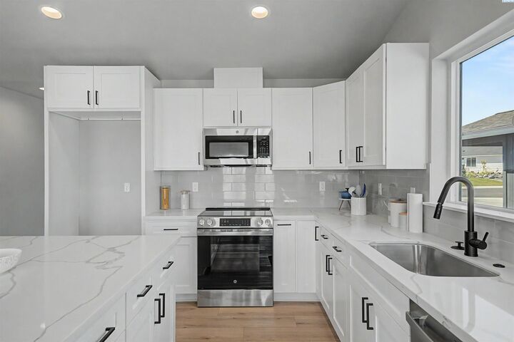 Property Photo: 238 Parkside Pl WA 98823