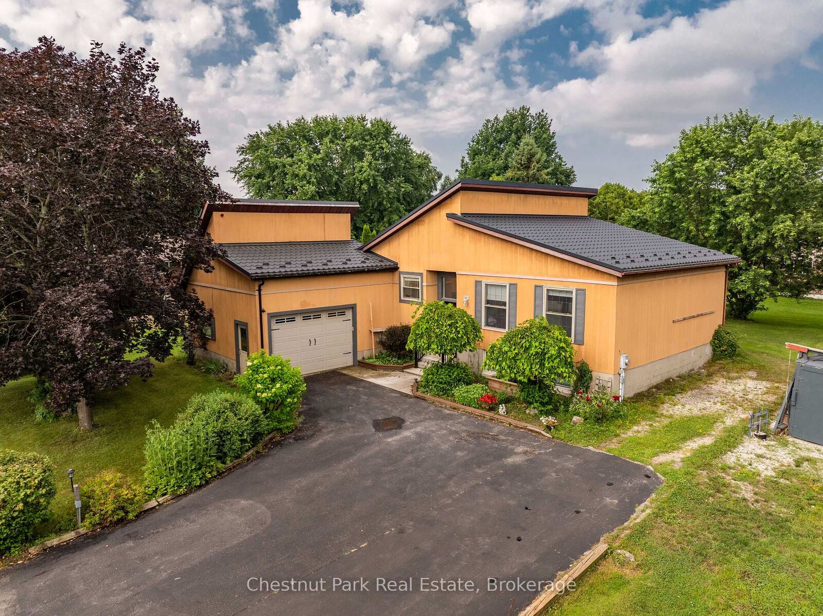 Property Photo: 384 Urstadt Street ON N4K 6V5