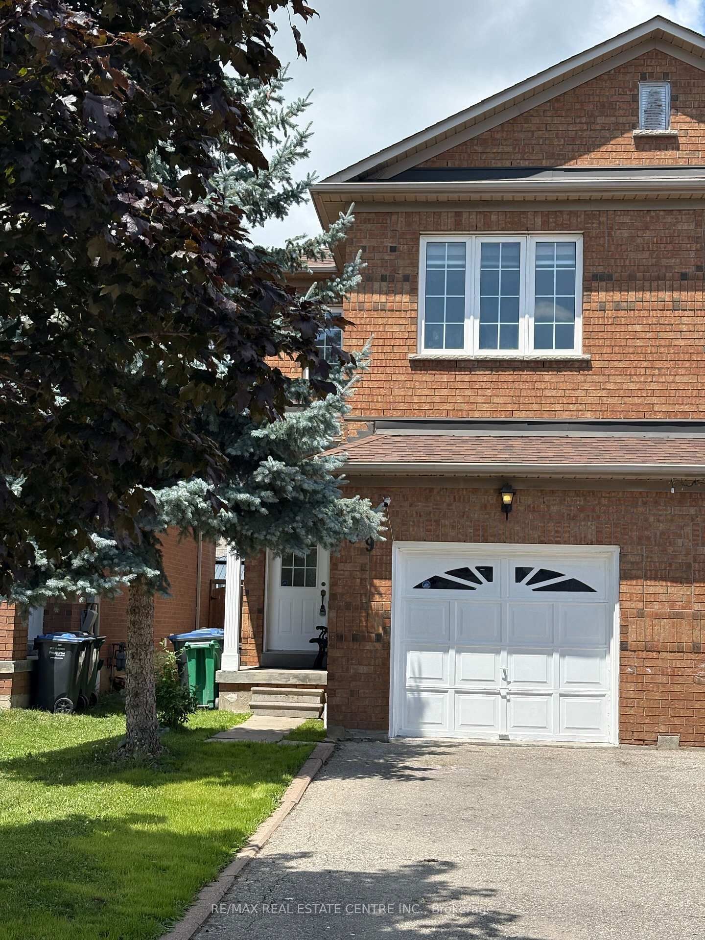 Property Photo: 799 Ledbury Crescent ON L5V 2P9