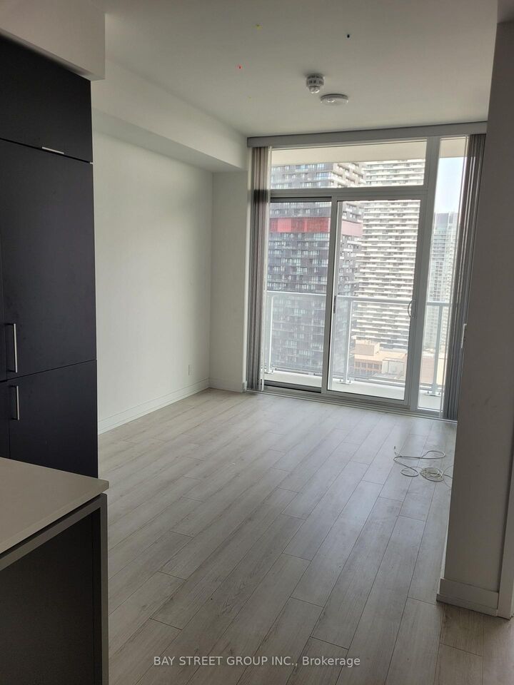 Property Photo:  33 Helendale Avenue 2108  ON M4R 0A4 