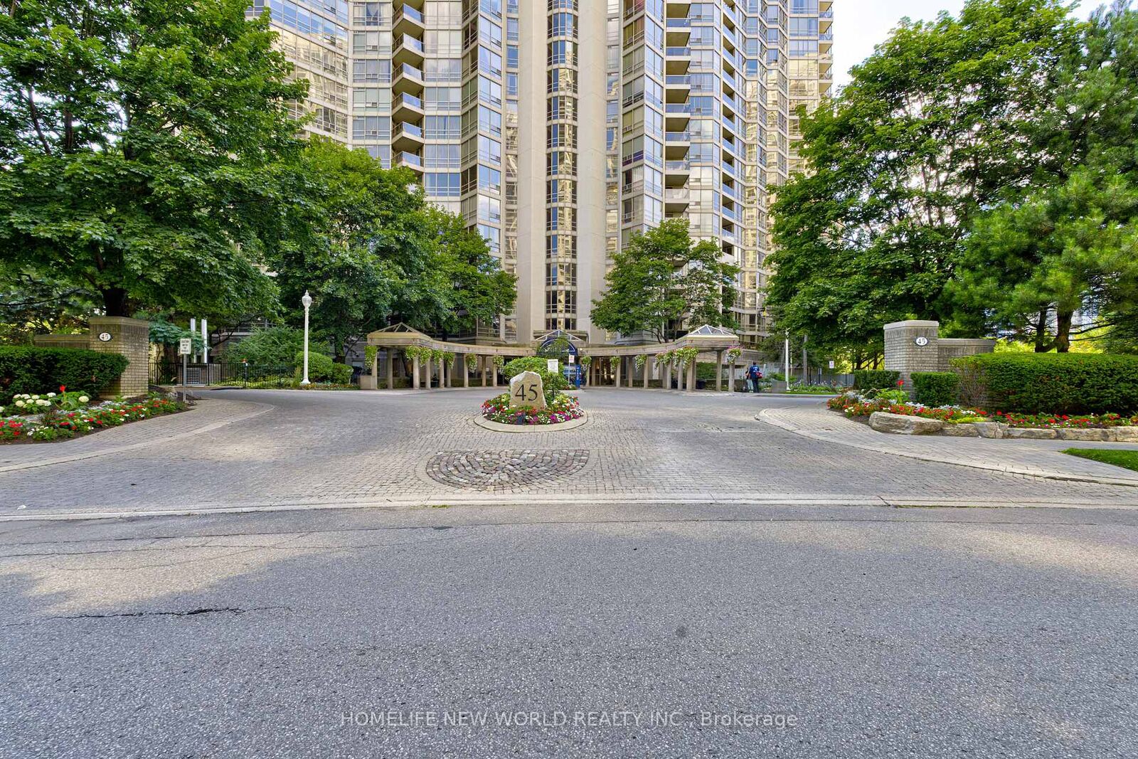 Property Photo: 45 Kingsbridge Garden Circle 2704 ON L5R 3K4