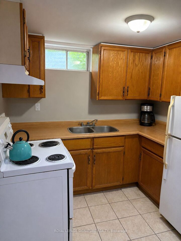 Property Photo: 137 Madoc Drive Lower ON L6V 2A5