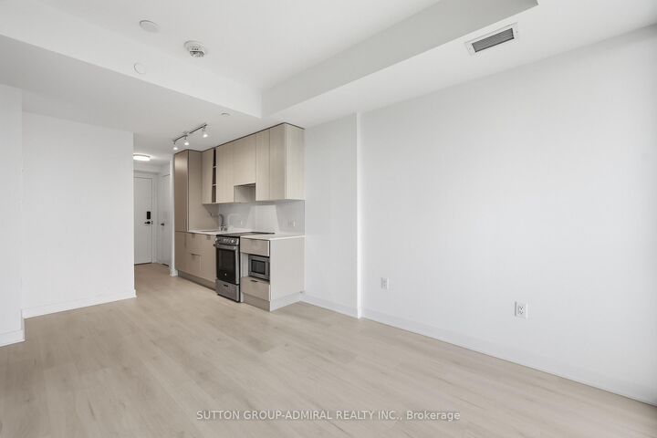 Property Photo:  3900 Confederation Parkway 1002  ON L5B 0M3 
