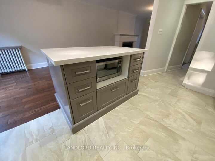 Property Photo: 22 Lorindale Avenue ON M5M 3C2