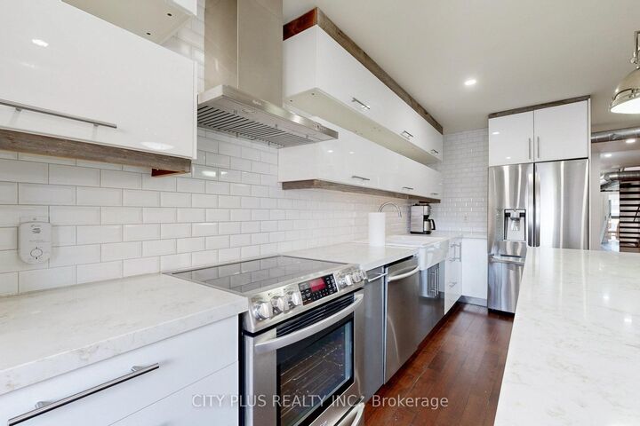 Property Photo: 704 Bloor Street W ON M6G 1L4