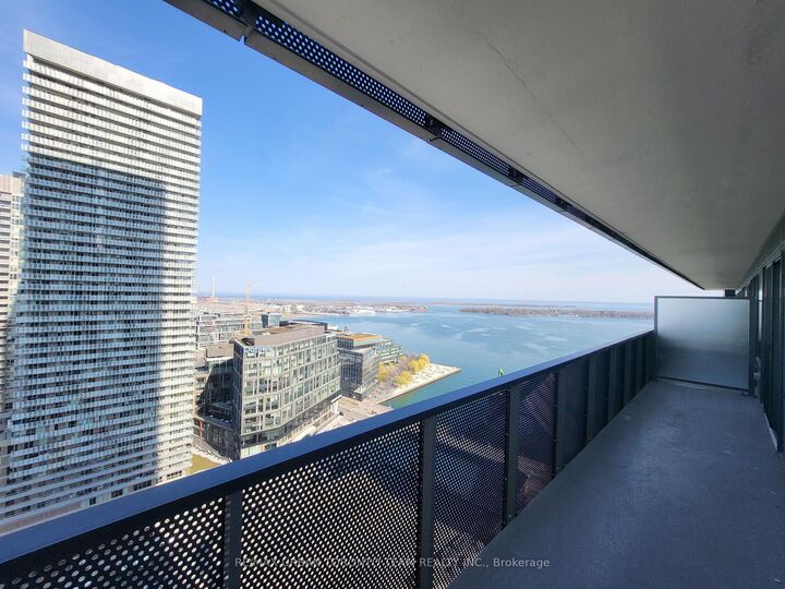 Property Photo:  138 Downes Street 2503  ON M5E 0E4 