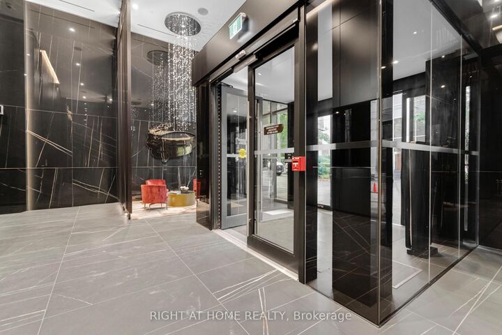 Property Photo:  11 Yorkville Avenue 2113  ON M4W 0B7 