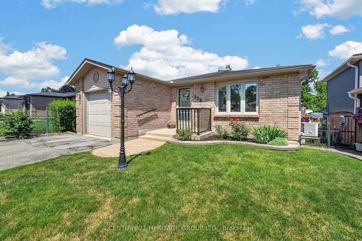 226 Lillian Crescent — photo 1