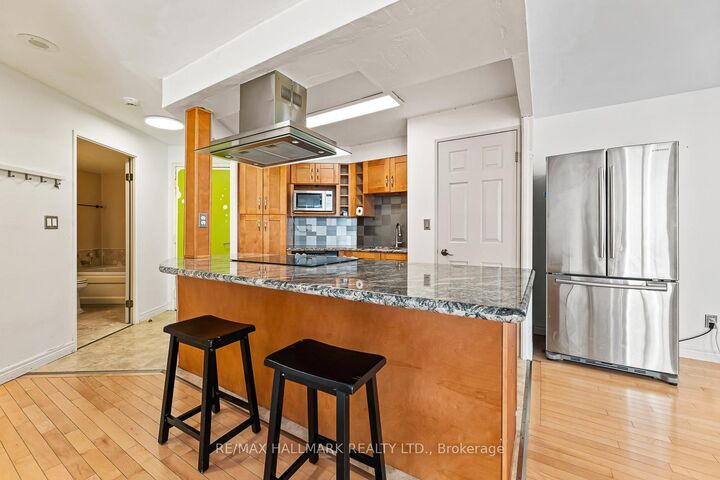 Property Photo:  7 Carlton Street 1813  ON M5B 2M3 