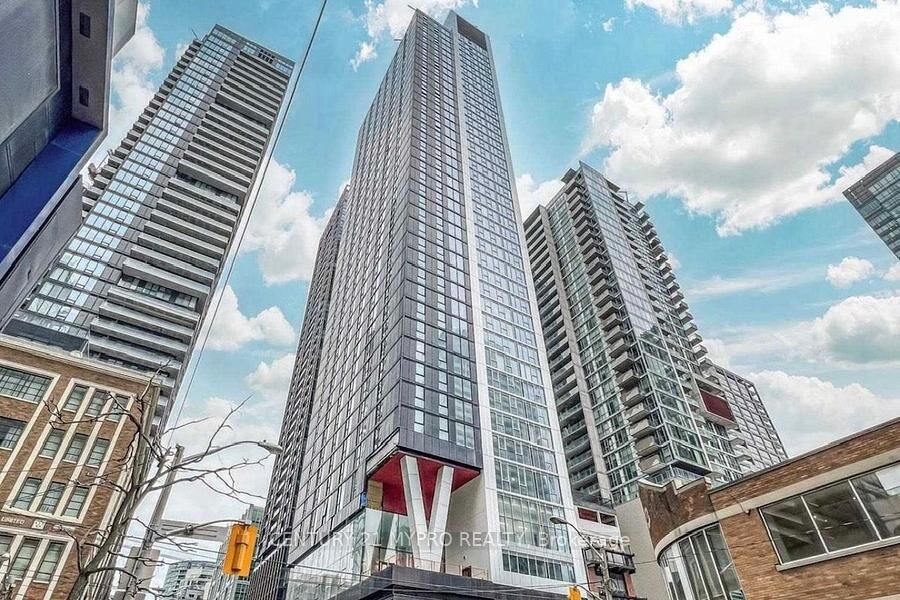 Property Photo:  357 King Street W 3908  ON M5V 1K1 