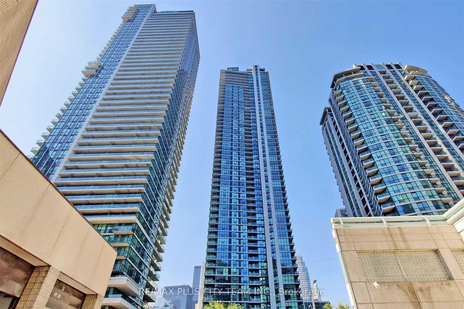 Property Photo:  18 Harbour Street 1802  ON M5E 1Z8 