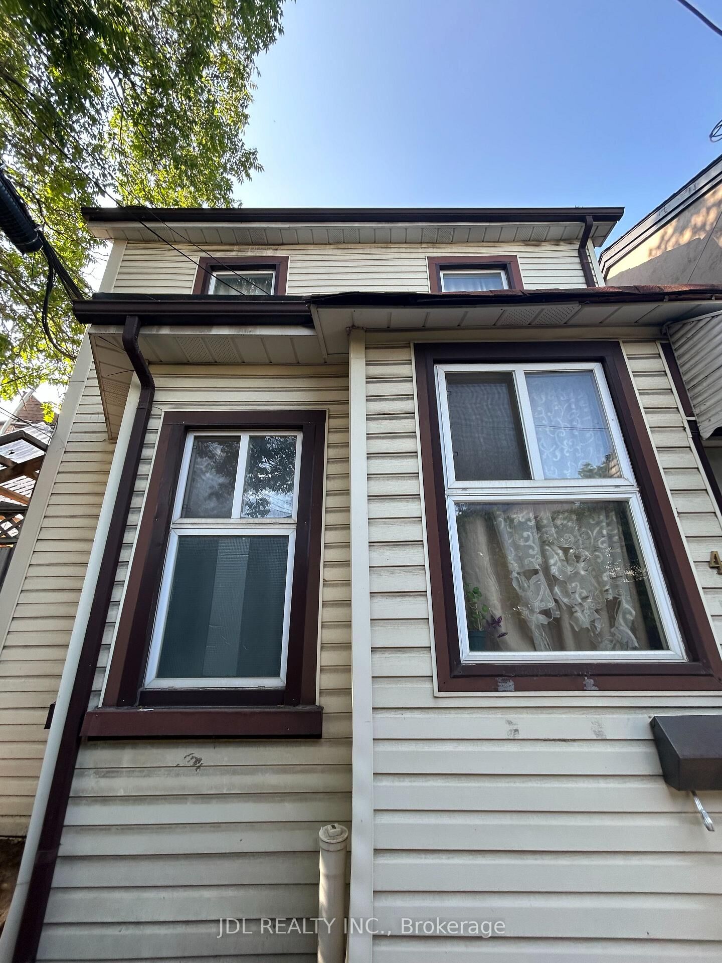 Property Photo:  4 Fitzroy Terr Terrace Master Bedroom Bsmt  ON M5T 2K3 
