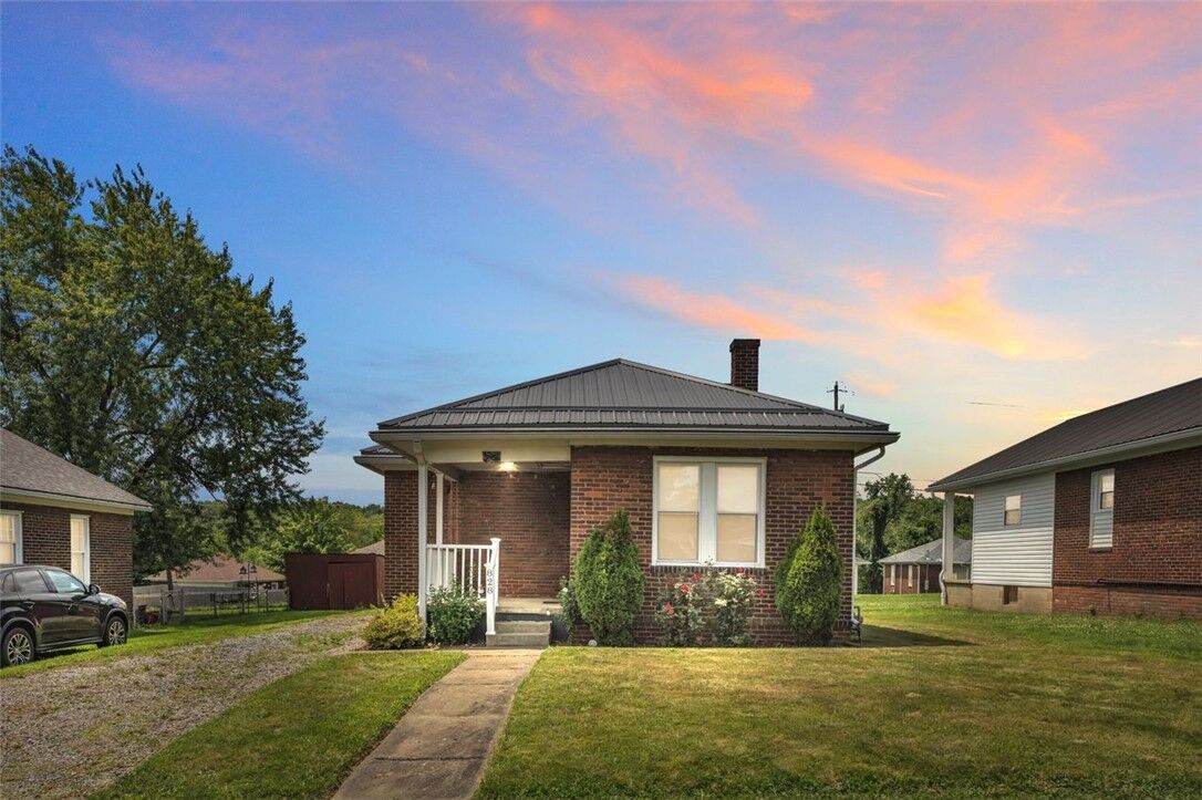 Property Photo:  828 John St  PA 15054 