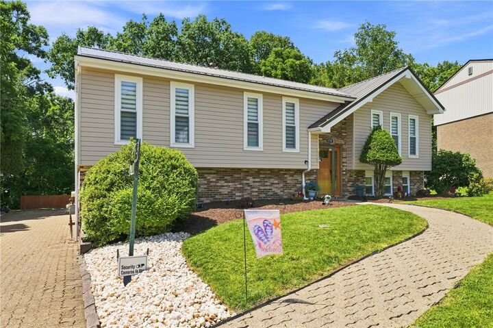 Property Photo:  1737 Grove Crest Drive  PA 15239 