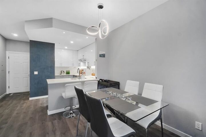 630 Roche Point Drive 306 — photo 1
