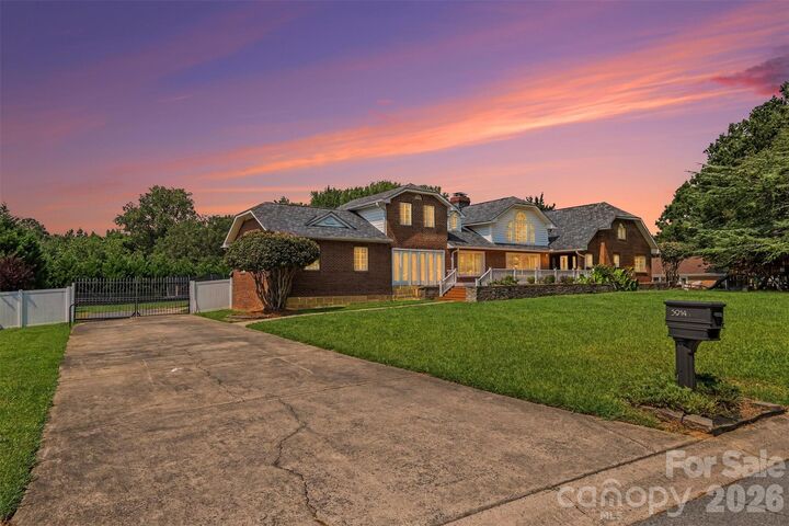 Property Photo: 5914 Hanna Court NC 28212