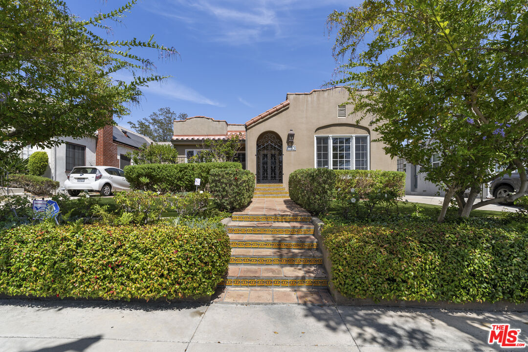 Property Photo:  412 S Citrus Ave  CA 90036 