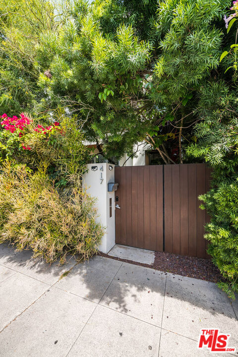 Property Photo: 417 Venice Way CA 90291