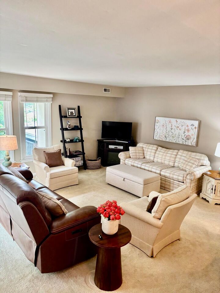 Property Photo: 1555 Lafayette Drive OH 43220