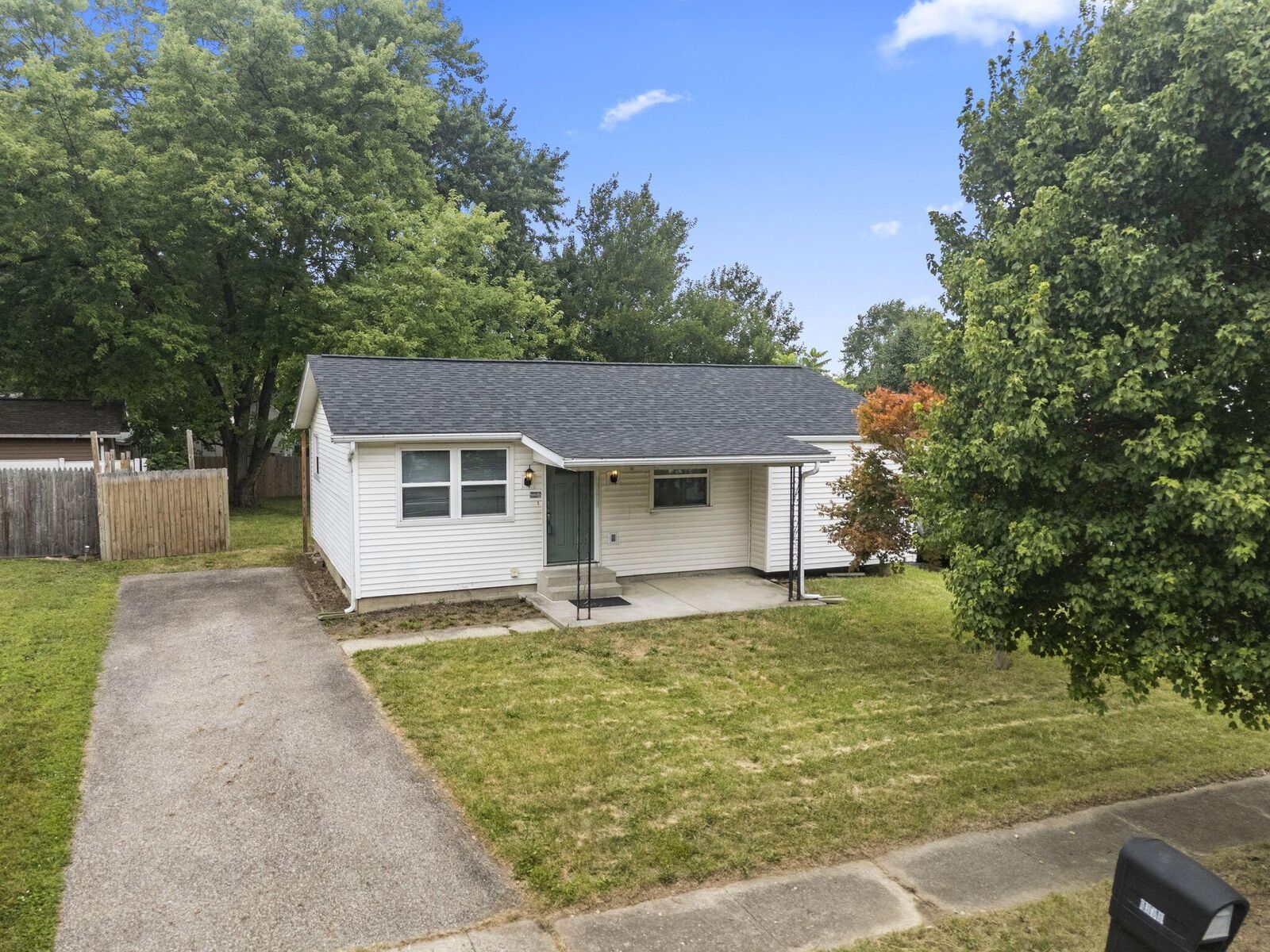 Property Photo: 1679 Woodhurst Court OH 43223