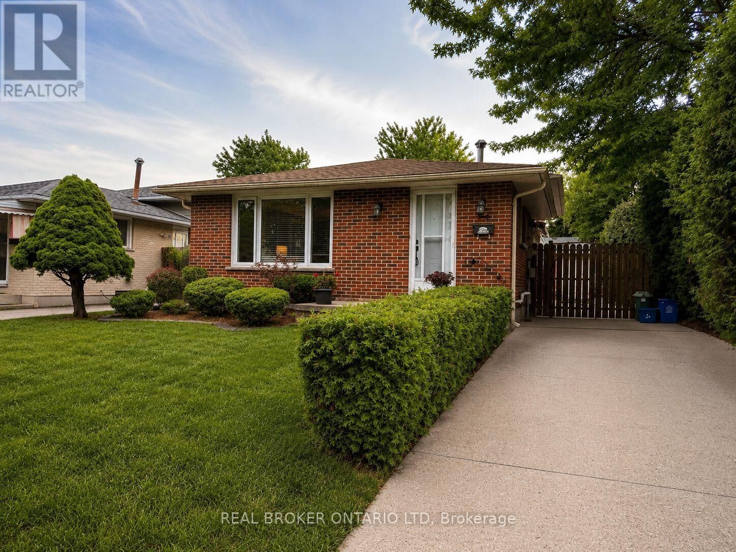 Property Photo:  95 Clifton Crescent  ON N6C 3V9 