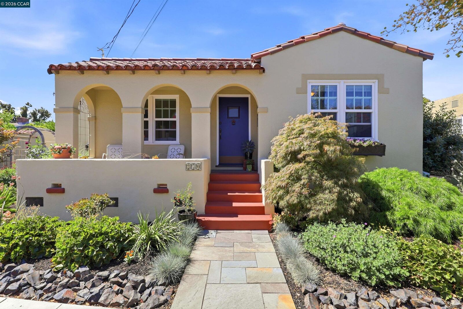 Property Photo:  270 E 15th  CA 94565 
