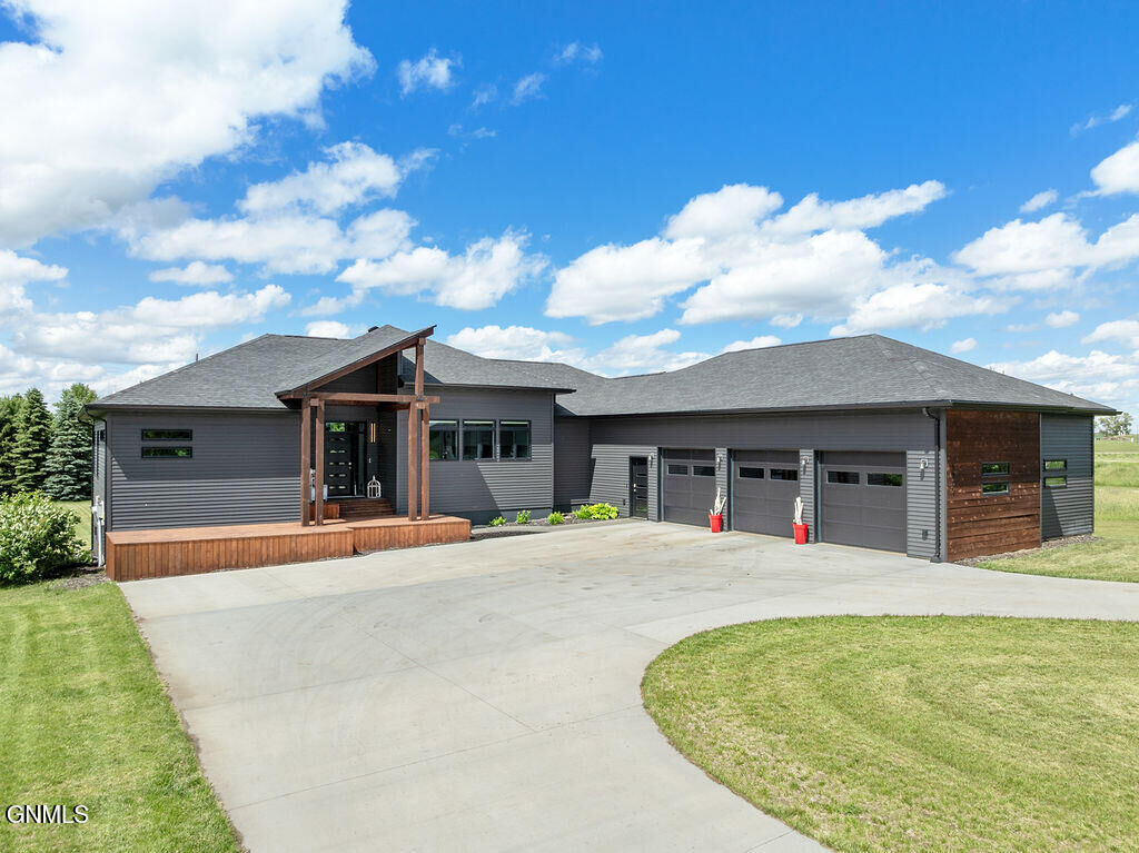 Property Photo:  1007 5th Street SE  ND 58368 