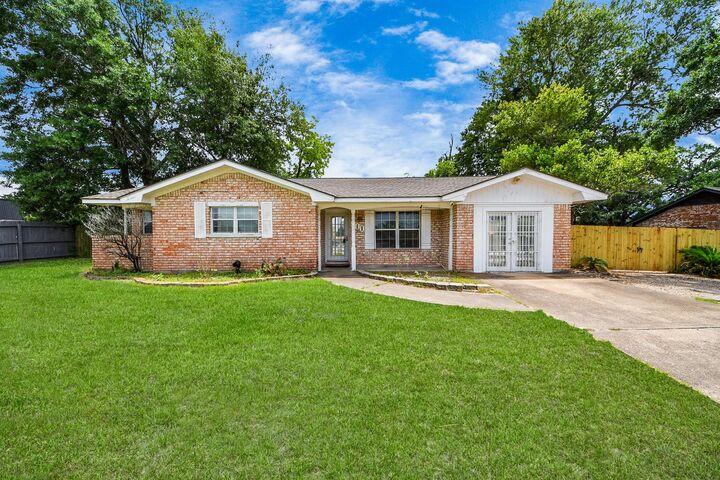 Property Photo: 811 Hillcrest Drive TX 77301