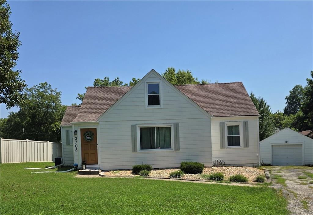 Property Photo: 2705 Beverly Circle MO 64052