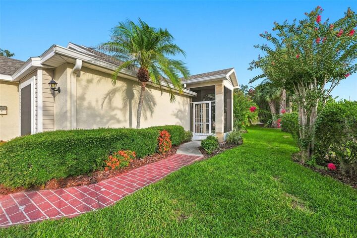 Property Photo:  2401 Nantucket Glen Place 11  FL 33573 