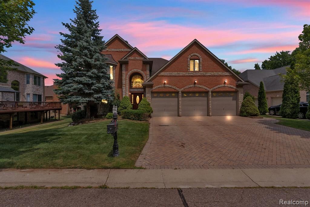 Property Photo: 32404 Maria Court MI 48152 4275