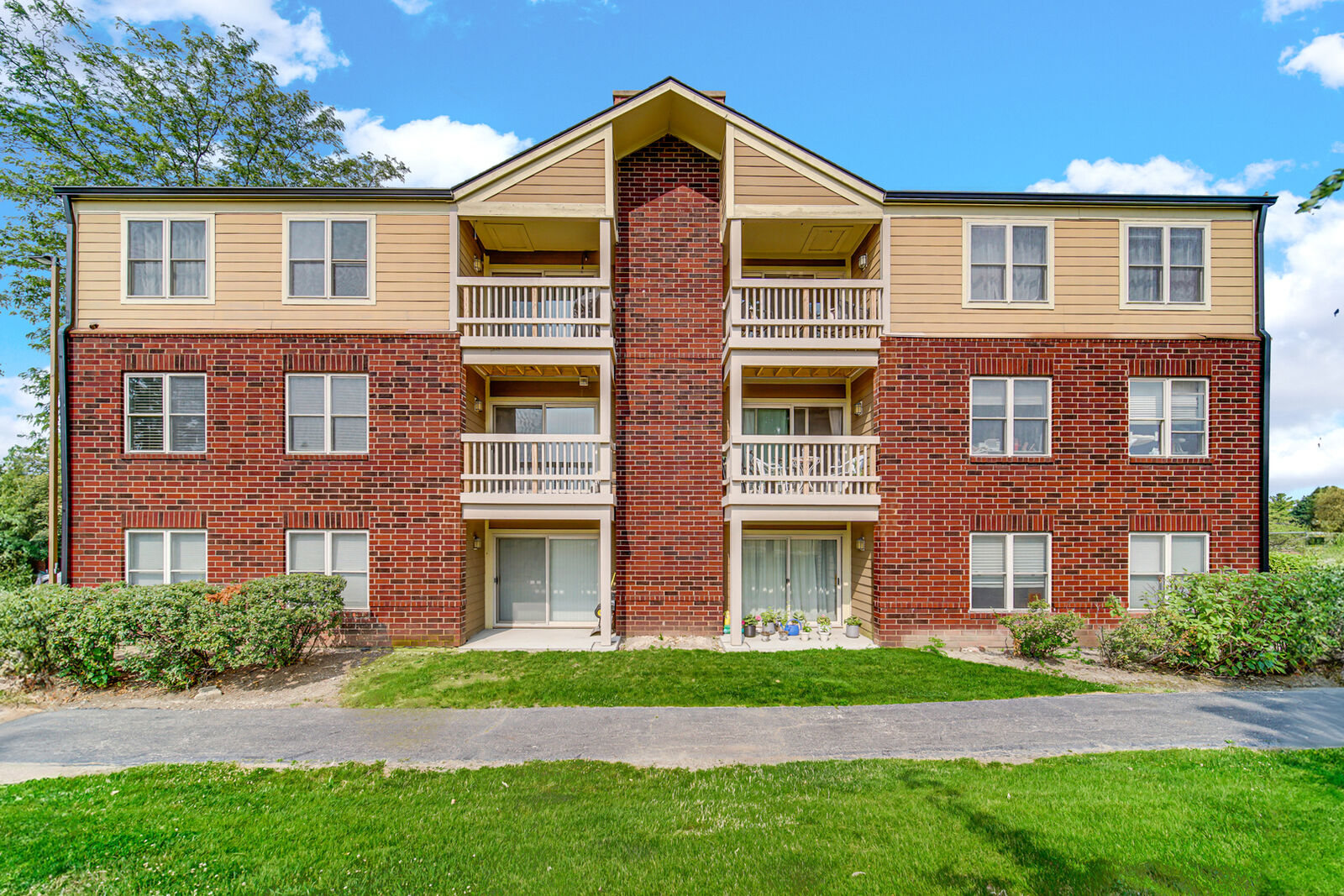 Property Photo:  213 Glengarry Drive 211  IL 60108 