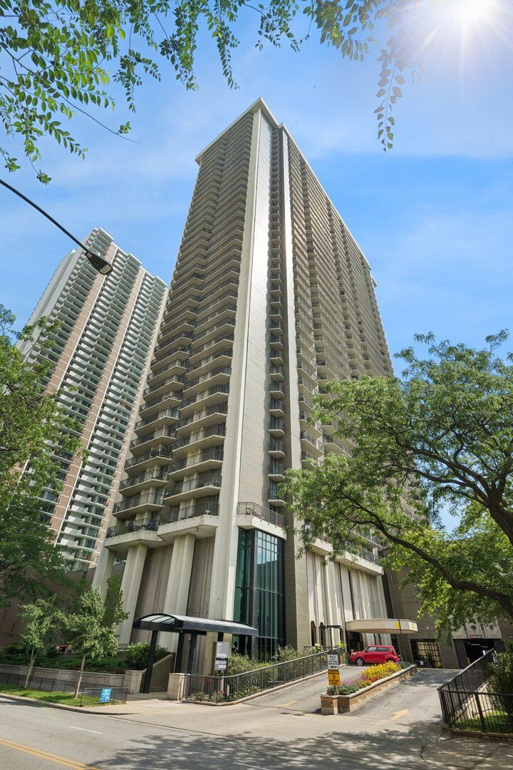 Property Photo:  6007 N Sheridan Road 27B  IL 60660 