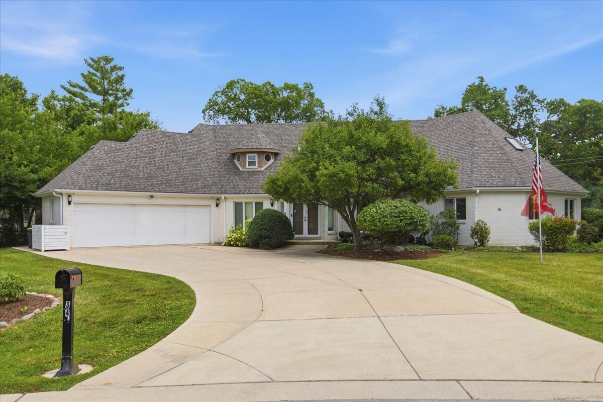 Property Photo: 34 Robin Hood Ranch IL 60523