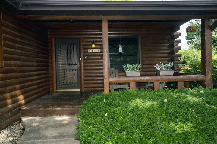 Property Photo: 1033 W Wood Street IL 60106