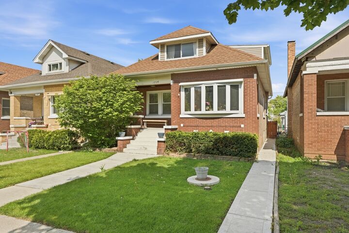 Property Photo: 1229 Maple Avenue IL 60402