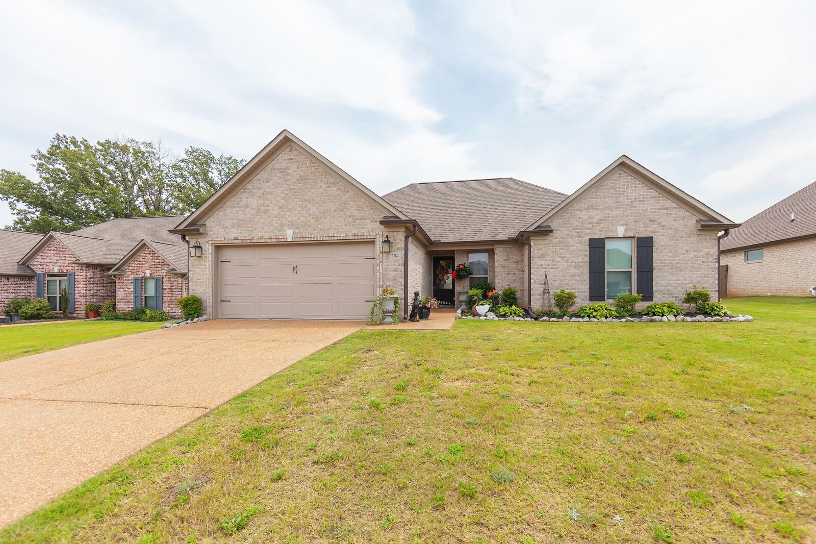 Property Photo: 102 Gatewick Dr TN 38305