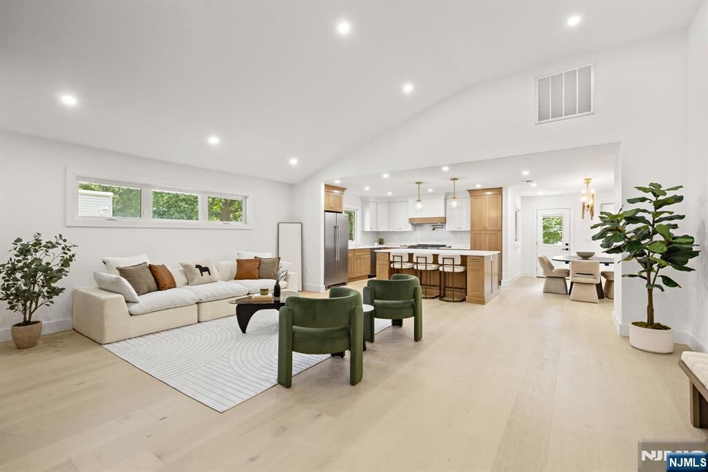 Property Photo:  14 Chestnut Avenue  NJ 07624 