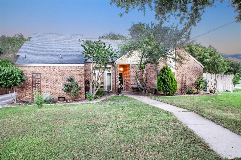 Property Photo: 810 Highland Hills Lane TX 75077