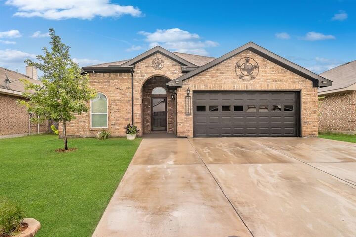 Property Photo: 1240 Camden Yard Drive TX 76028