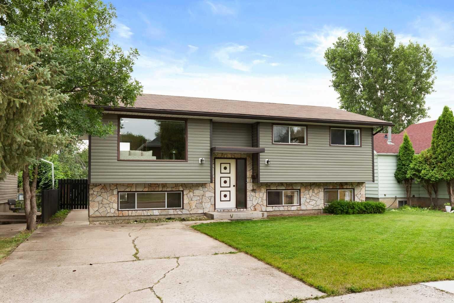 Property Photo:  447 8 Street SE  AB T1A 1L8 