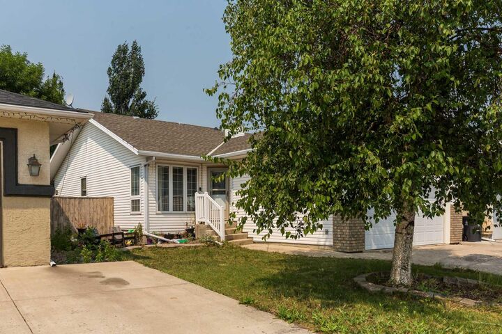 Property Photo:  14 Heritage Road W  AB T1K 6T8 