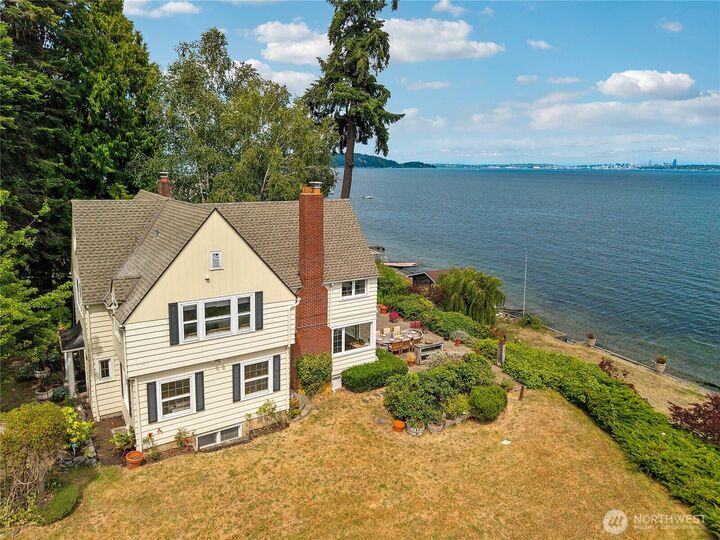 Property Photo:  837  Colchester Drive E  WA 98366 