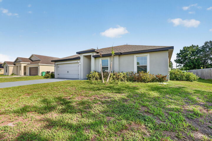 Property Photo:  491 SW Dailey Avenue  FL 34953 