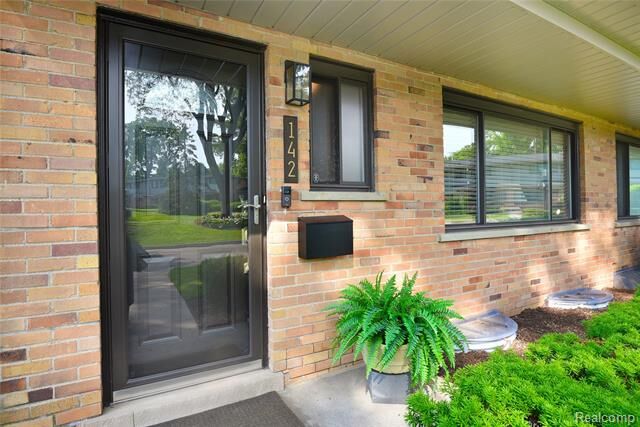 Property Photo: 142 E Hickory Grove Road 3 MI 48304