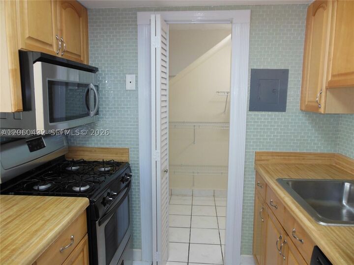 Property Photo:  1350 W 53rd St 8  FL 33012 