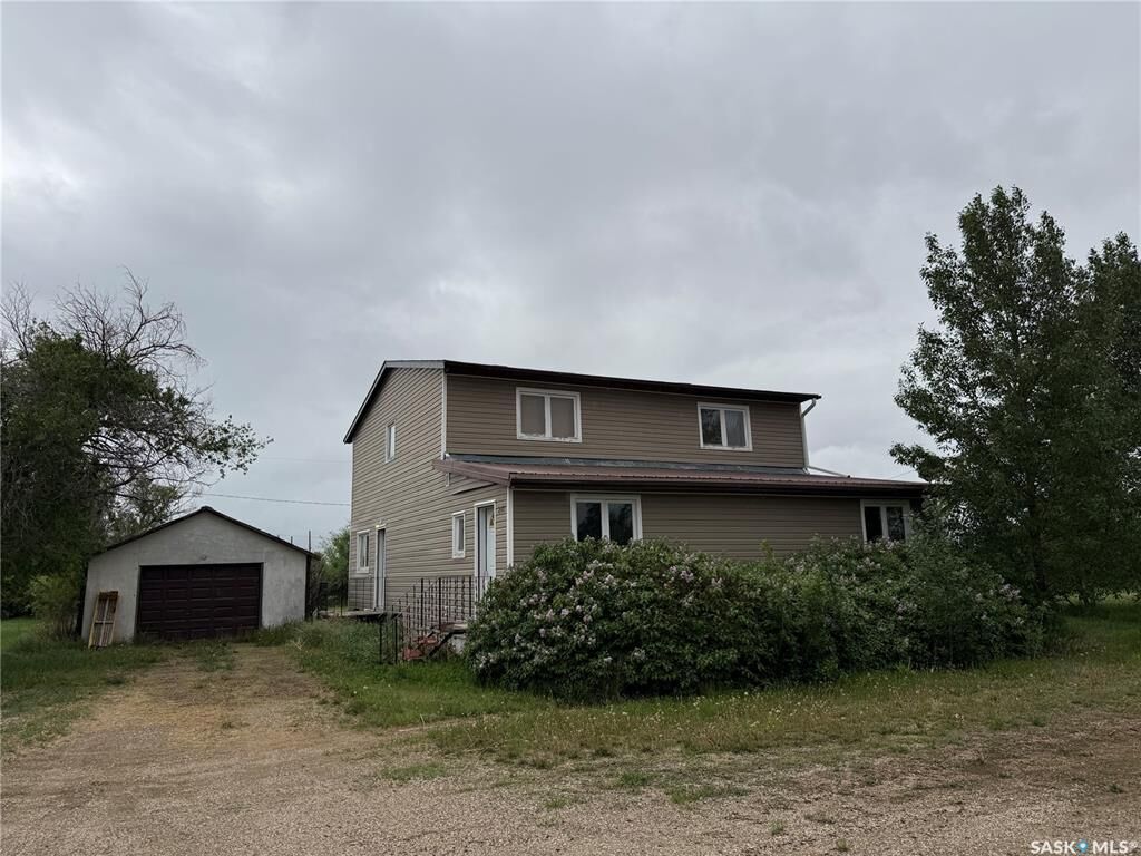 Property Photo:  207 Main Street  SK S4P 2K5 