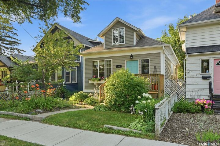 704 32nd Street W — photo 1