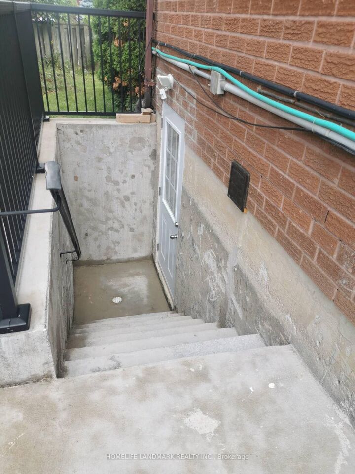Property Photo:  2 Maxwell Ct Court  ON L4J 6Y3 